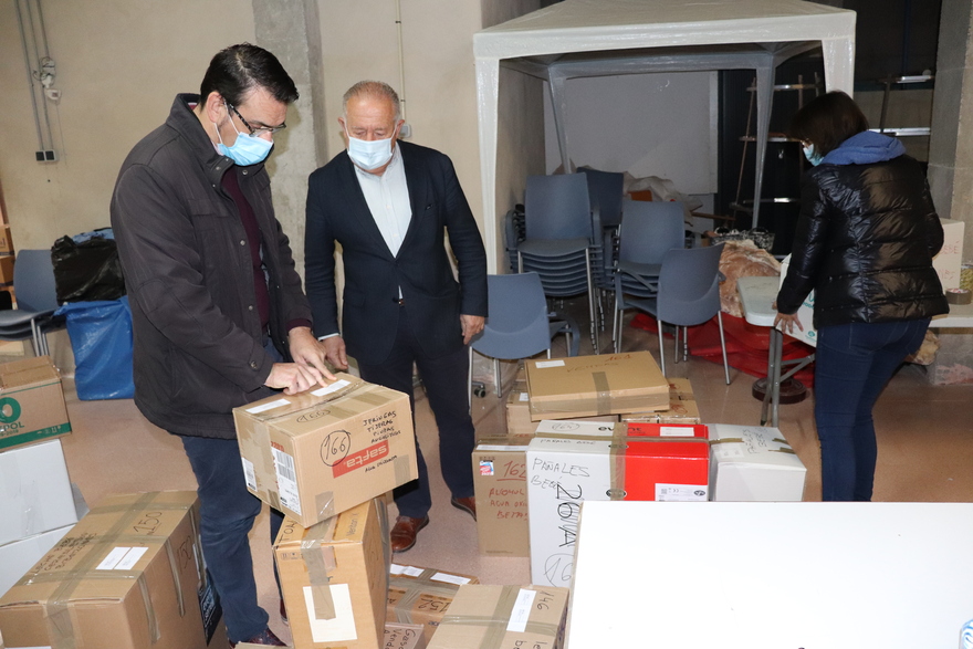 CAJAS MATERIAL PARA UCRANIA MUTXAMEL Sebastián Cañadas alcalde (1)