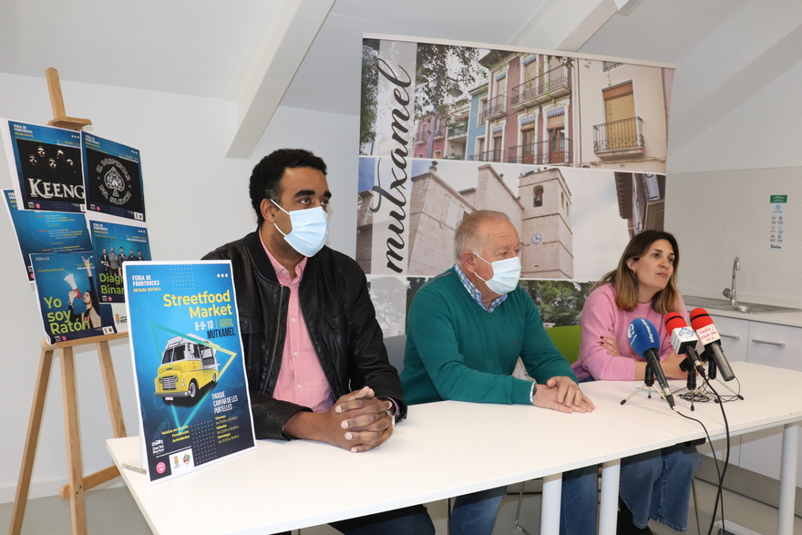 el alcalde de Mutxamel, Sebastián Cañadas, la concejala de Turismo, Inmaculada Pérez, y Amadou Sow, del Grupo Eventos Danra